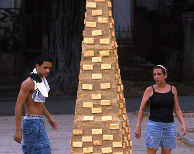مجسم من الورق المقوى والصابون لبرج بابل للمشاركة في مهرجان هافانا 2004