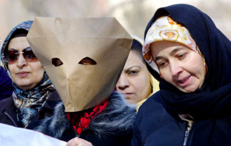 محجّبات تركيّات يتظاهرن دعماً لإلغاء الحظر على ارتداء الحجاب في أنقرة أول من أمس