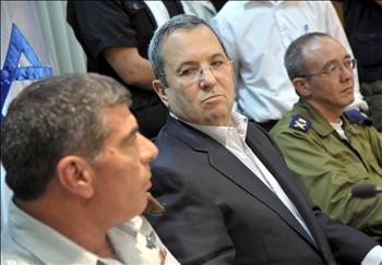مروم وباراك واشكنازي خلال مؤتمرهم الصحافي في تل أبيب أمس