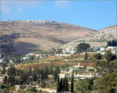 مستوطنة براخاه (في الأعلى) تصادر مساحات شاسعة من قرية بورين جنوب نابلس.