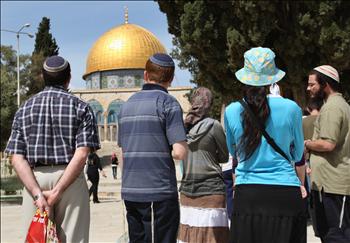 مستوطنون يهود أمام مسجد قبة الصخرة في القدس المحتلة أمس