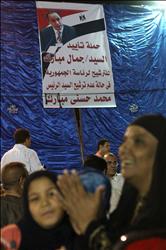 مصريون يشاركون في تجمع لدعم ترشح جمال مبارك للرئاسة في القاهرة أمس