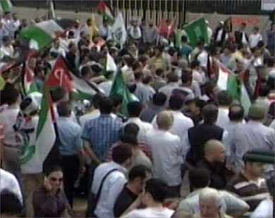 مظاهرات أمام القنصلية الإسرائيلية بإسطنبول احتجاجا على المجزرة الإسرائيلية.