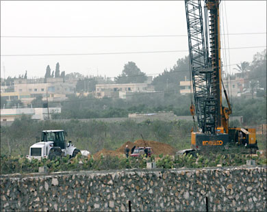معدات تواصل العمل على الجانب المصري من الحدود لبناء الجدار الفولاذي