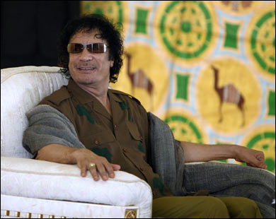 معمر القذافي داخل خيمته الشهيرة