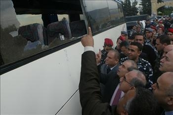 مفوض الحكومة اللبنانية لدى المحكمة العسكرية القاضي صقر صقر يطلع على آثار الرصاص الذي استهدف الحافلة السورية.