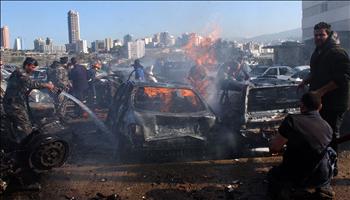 مكافحة النيران المندلعة في السيارات في ساحة الانفجار
