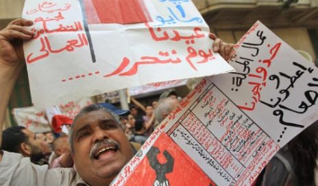 من التظاهرة أمام مجلس الشعب في القاهرة أمس