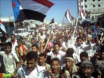 مناصرون لـ«الحراك الجنوبي» يرفعون رايات جمهورية اليمن الجنوبي السابقة خلال تظاهرة في الحبيلين أمس