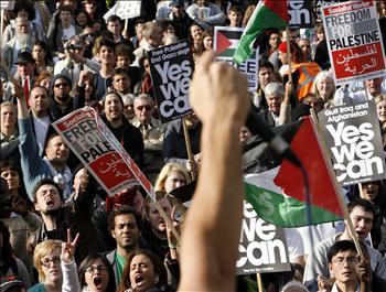مناهضون للحرب يرفعون العلم الفلسطيني ولافتات مطالبة بفك الحصار عن غزة خلال تظاهرة ضد قمة «العشرين» في لندن أمس
