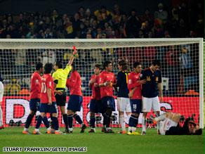 منتخب تشيلي أكمل المباراة بعشرة لاعبين من الدقيقة 37.