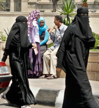 منقبتان تسيران في احد شوارع القاهرة