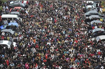 مواطنون صينيون يتوجهون للمشاركة في مسابقة دخول على وظائف خدمة مدنية في مدينة يوهان أمس