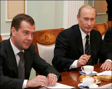 ميدفيديف (يسار) يحظى بدعم بوتين