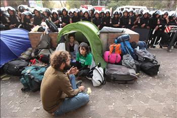 ناشطون دوليون يتظاهرون أمام السفارة الفرنسية في القاهرة أمس