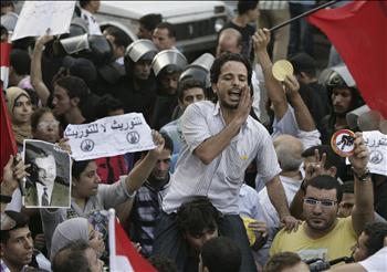 ناشطون مصريون يتظاهرون ضد التوريث قرب قصر عابدين في القاهرة أمس.