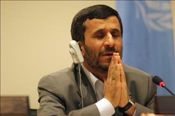 نجاد خلال مؤتمره الصحافي في مقر الأمم المتحدة أمس الأول.