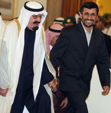 نجاد ممسكاً بيد الملك عبد الله بن عبد العزيز لدى دخولهما إلى الجلسة الافتتاحيّة