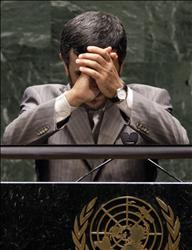 نجاد يحيي الحضور بعد انتهاء خطابه في مقر الأمم المتحدة في نيويورك أمس