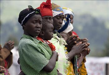 نساء يشاركن في مراسم دينية في مخيم للاجئين قرب مدينة غوما