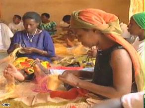 نساء يعملن في صنع السلال في كيغالي