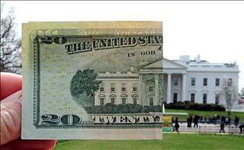ورقة العشرين دولار أمام الواجهة الشمالية للبيت الأبيض في واشنطن في صورة من آذار الماضي