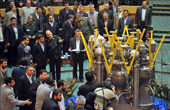 وزير الدفاع أحمد وحيدي يشرح للرئيس محمود أحمدي نجاد تفاصيل محرك الصاروخ في طهران أمس