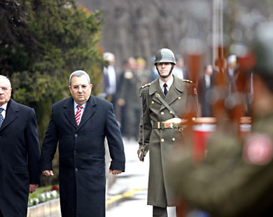 وزير دفاع إسرائيل وإلى يساره نظيره التركي في أنقرة يناير الماضي.