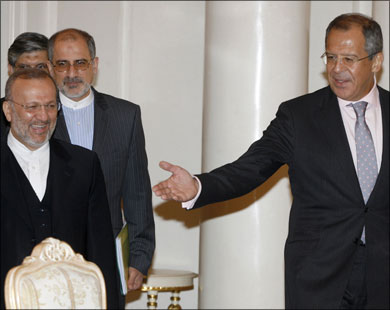 وزيرا خارجية روسيا وإيران سيرغي لافروف ومنوشهر متكي في موسكو أيلول 2008