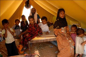 يمنيون في مخيم للاجئين تابع للأمم المتحدة في شمالي غربي صعدة أمس.