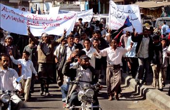 يمنيون مناصرون لـ «الحراك الجنوبي» خلال تظاهرة في مدينة الضالع جنوبي البلاد أمس.