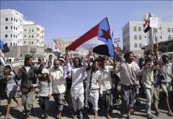 يمنيون يحملون علم الجنوب وصوراً لناشطين «انفصاليين» خلال تظاهرة في الحبيلين أمس