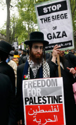 يهودي ارثوذكسي يتظاهر أمام السفارة الاسرائيلية في لندن